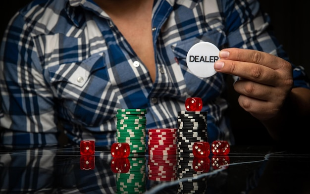Khi Nào Tin Trực Giác Khi Chơi Poker Hiệu Quả 1 pix poker chips male hands man casino man sits table holds gambling chips 1161612 525.jpg.jpg