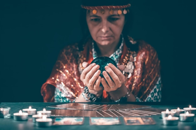 5 Phẩm Chất Vàng Giúp Bạn Thống Trị Poker Hiện Đại 1 pix portrait boy playing with ball table 1048944 2927043.jpg.jpg
