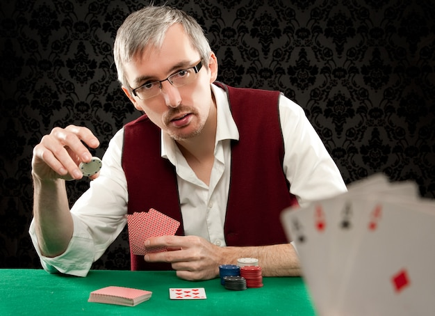 BB/100 Trong Poker Là Gì? Bí Mật Tỷ Lệ Thắng Cược 1 pix man playing poker 127069 647.jpg.jpg